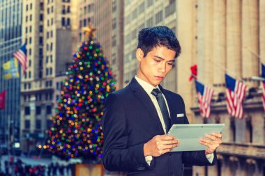 Asyalı Amerikalı üniversite öğrencisi New York 'ta okuyor. Siyah takım elbiseli, kravatlı, elinde küçük bir bilgisayar olan bir iş adamı kış tatilinde sokakta durmuş kitap okuyor.. 