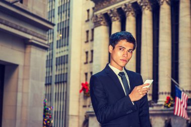 Asyalı Amerikalı üniversite öğrencisi New York 'ta okuyor. Siyah takım elbise, kravat, iş adamı ofis binasının önünde duruyor, cep telefonuyla mesajlaşıyor, düşünüyor.. 