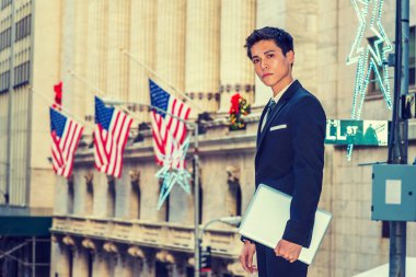 Asyalı Amerikalı üniversite öğrencisi New York 'ta okuyor. Resmi olarak siyah takım elbise, boyun kravatı, dizüstü bilgisayar, kışın sokaklarda dikilen genç iş adamı, dört gözle bekliyor.