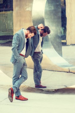 Başarısızlık. New York 'ta çalışan sakallı, bıyıklı, asker üniformalı, kahverengi deri ayakkabılı, metal ayna duvarının yanında duran, üzgün bakışlı Amerikalı iş adamı.. 