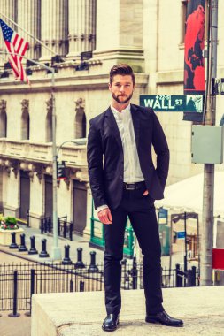New York 'ta çalışan sakallı, siyah takım elbiseli, beyaz gömlekli, deri ayakkabılı, Wall Street' te ofis binasının önünde dikilen Amerikalı bir işadamı.. 