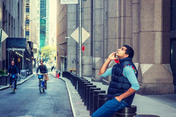 East Indian American Collage Student Kijkt Omhoog Praat Telefoon Draagt — Stockfoto