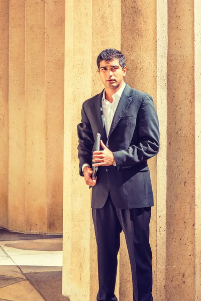 Genç Doğu Hintli Amerikalı iş adamı New York 'ta çalışıyor. Siyah takım elbiseli, dizüstü bilgisayarı olan, erkek üniversite öğrencisi kampüste köşe yazıları yazan, ileriye bakan.... 