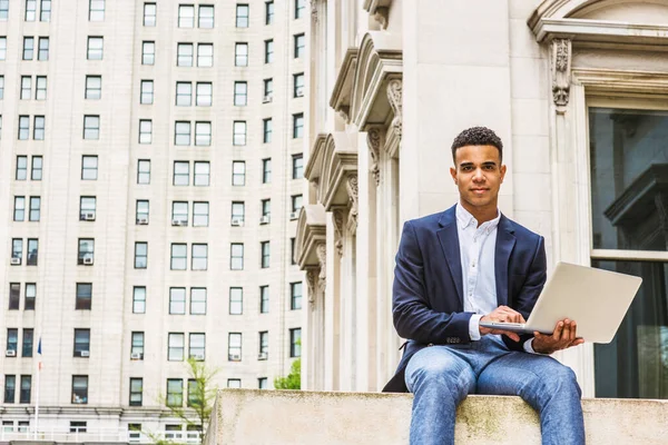 Estudiante Universitario Afroamericano Que Estudia Nueva York Vistiendo Chaqueta Azul — Foto de Stock