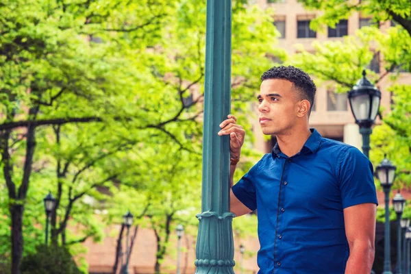Estudiante Universitaria Afroamericana Con Camisa Azul Manga Corta Parada Junto —  Fotos de Stock
