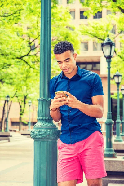 Estudiante Universitario Afroamericano Enviando Mensajes Texto Afuera Vistiendo Camisa Azul — Foto de Stock