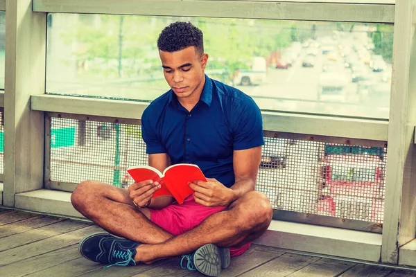 Chłopiec Miasta Droga Sukcesu Uwielbiam Czytanie Student Afroamerykańskiego College Siedzący — Zdjęcie stockowe