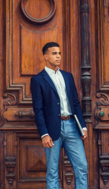 Afrikalı Amerikalı iş adamı New York 'ta çalışıyor. Koyu mavi ceketli, beyaz gömlekli, gri pantolonlu, dizüstü bilgisayarı olan bir üniversite öğrencisi kampüsün klasik ofis kapısında dikilip gözlerini kaçırıyor..