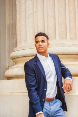 Afrikalı Amerikalı iş adamı New York 'ta çalışıyor. Mavi ceketli, beyaz gömlekli, siyahi bir üniversite öğrencisi kampüsün dışında dikilip kendine güveniyor.. 