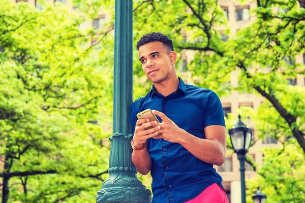 Afro Amerikaanse Student Sms Buiten Man Met Een Blauw Hemd — Stockfoto