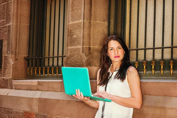 Αμερικανίδα Μεταπτυχιακή Φοιτήτρια Που Σπουδάζει Στη Νέα Υόρκη Φορώντας Λευκό — Φωτογραφία Αρχείου