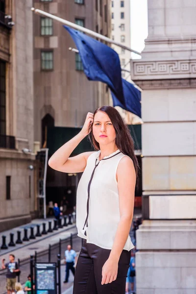 Młoda Amerykanka Podróżująca Latem Nowego Jorku Ubrana Koszulę Bez Kołnierzyka — Zdjęcie stockowe