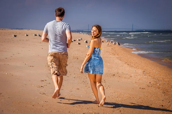 Young Couple Running Sandy Hook Beach New Jersey Usa Dressing — Stock fotografie