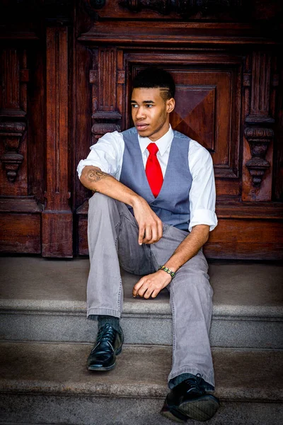 Młody Człowiek Siedzi Schodach Przy Drewnianych Drzwiach Biurowych Nowym Jorku — Zdjęcie stockowe