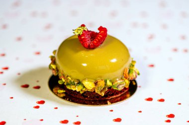 Ev yapımı avokado keki kremalı, kremalı ve fındıklı beyaz arka planda kalpler, yakın plan.