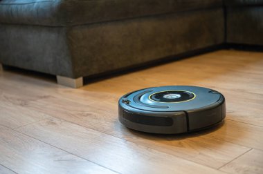 Kanepenin altını temizleyen robot süpürge, akıllı temizlik teknolojisi. 