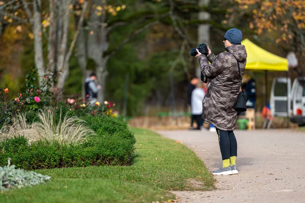 Une Femme Avec Appareil Photo Photographie Des Fleurs Dans Parc — Photo