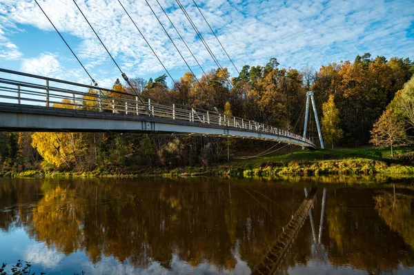 Puente Peatonal Sobre Río Gauja Cerca Del Acantilado Del Diablo — Foto de Stock