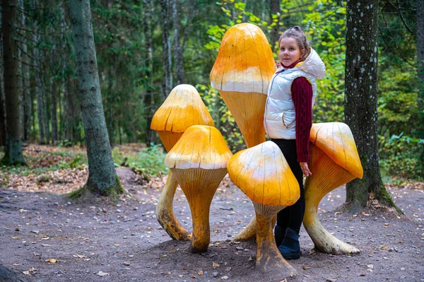 Mädchen Zwischen Hölzernen Pilzskulpturen Herbstwald Naturpark Tervete Lettland — Stockfoto