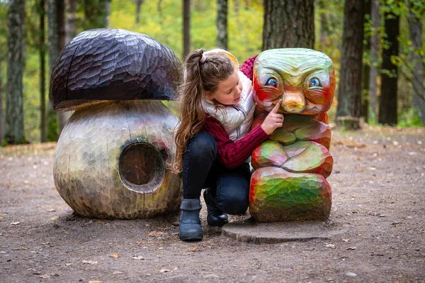 Fille Champignon Bois Vers Sculptures Dans Forêt Automne Dans Parc — Photo
