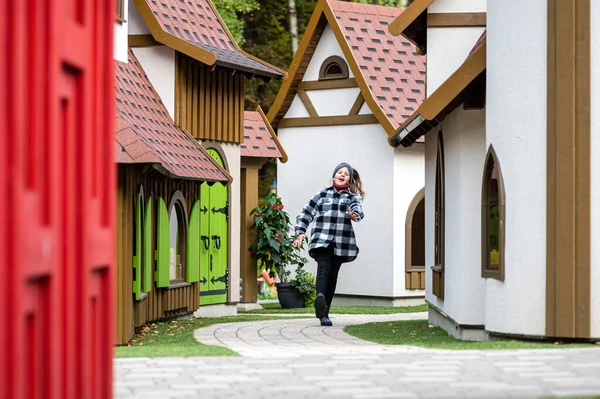 Küçük Kız Renkli Cüce Kasaba Evleri Mutlu Çocukluk Konsepti Arasındaki — Stok fotoğraf