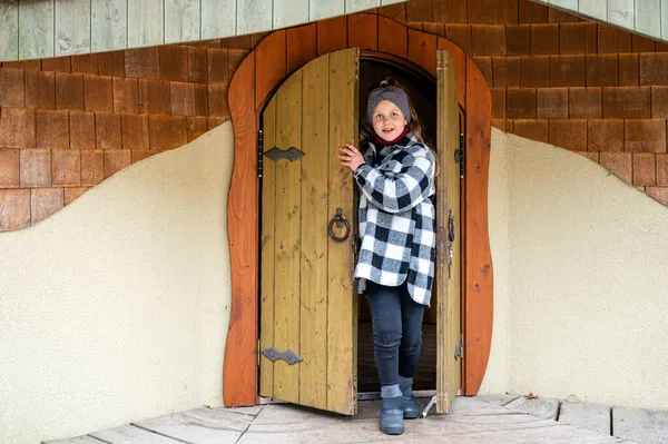 Ragazza Esce Attraverso Antica Porta Legno Una Casetta Colorata — Foto Stock