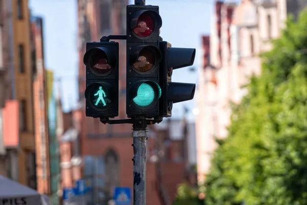 Semafoor Met Groen Licht Voor Onscherpe Straatachtergrond Close — Stockfoto