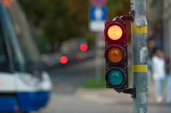 Verschwommene Ansicht Des Stadtverkehrs Mit Ampel Vordergrund Eine Semaphore Mit — Stockfoto