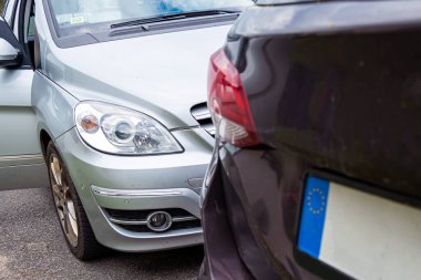 Sokakta araba kazası, şehirde çarpışmadan sonra hasar gören otomobiller