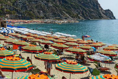 Monterosso, İtalya - 10 Ağustos 2021: Monterosso köyü Cinque Terre 'deki Spiaggia di Fegina plajı