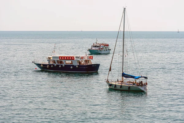 Monterosso Italien Augusti 2021 Medelhavet Båtar Kustområdet Nära Hamnen Monterosso — Stockfoto