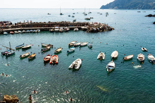 Vernazza Italy August 2021 View City Rocky Natural Harbor Boats — Stock Photo, Image