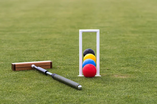Croquet Hamer Wicket Kleurrijke Ballen Een Groen Gazon — Stockfoto
