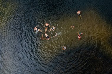 Gulbene, Letonya, 31 Temmuz 2021: insanlar gölde yüzüyor, hava manzarası, yukarıdan manzara, aile tatili konsepti