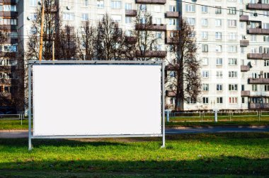 Şehrin tasarımı için fotokopi alanı olan boş ilan panosu, açık hava reklam konsepti, maket.