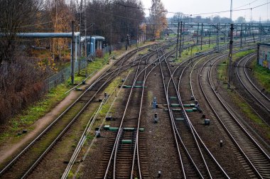 Tren istasyonunun yakınındaki tren trafiği için raylar ve anahtarlar, perspektif üst görünüm