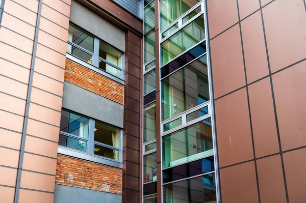 Ángulo Primer Plano Fachada Moderna Del Edificio Oficinas Textura Geométrica — Foto de Stock