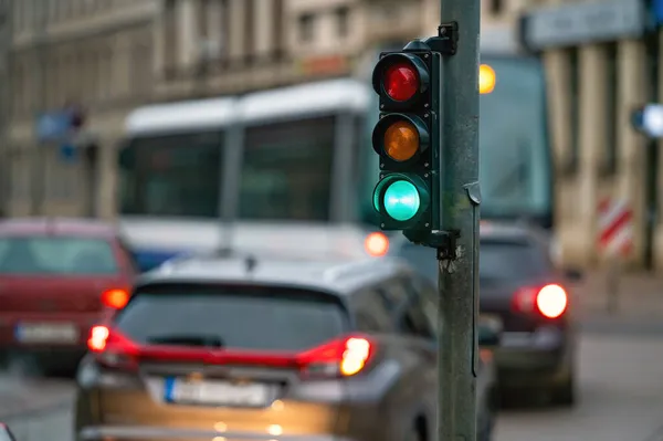 Przejście Przez Miasto Semaforem Rozmytym Tle Samochodami Wieczornych Ulicach Zielone — Zdjęcie stockowe