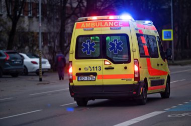Riga, Letonya, 2 Kasım 2021: Parlak sarı ambülans minibüsü.