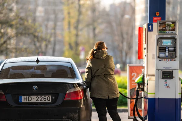 Riga Letonia Noviembre 2021 Una Mujer Carga Automóvil Una Gasolinera — Foto de Stock