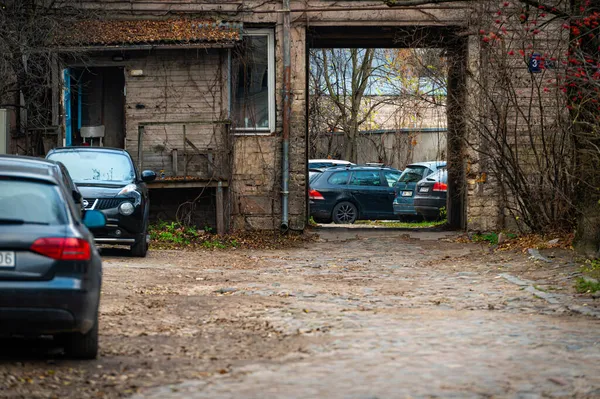 Riga Latvia November 2021 Rows Modern Cars Narrow Yard Old — Stock Photo, Image