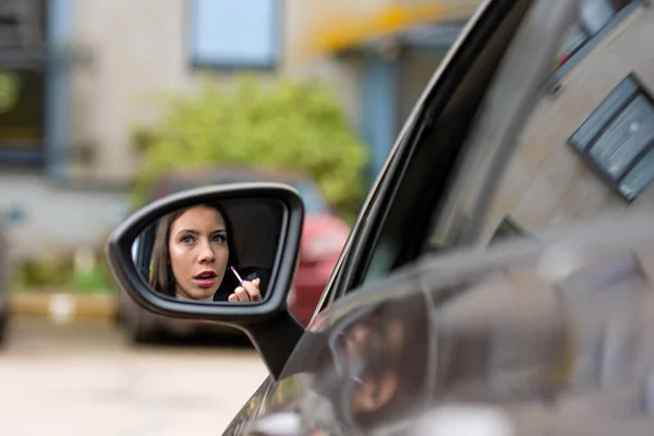 Schöne Junge Frau Schaut Den Rückspiegel Ihres Autos Und Trägt — Stockfoto