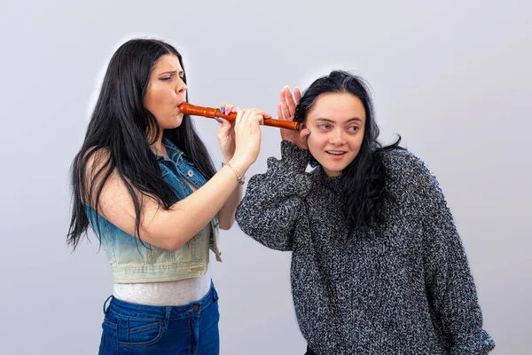 Δύο Ελκυστικές Έφηβες Γυναίκες Που Διασκεδάζουν Ξύλινο Φλάουτο Απομονώνονται Στο — Φωτογραφία Αρχείου