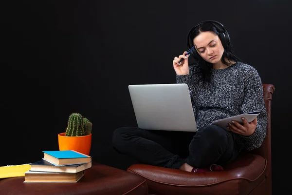 Joven Estudiante Enfocada Sentada Con Laptop Auriculares Aprendiendo Remotamente Línea — Foto de Stock