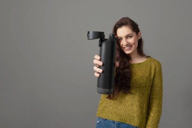 Yeniden kullanılabilir akıllı termo su şişesi tutan kadın içki hatırlatıcısı, sağlıklı yaşam tarzı konsepti