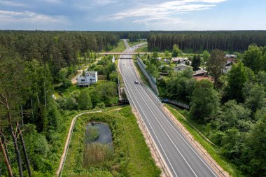 Via Baltica yolu (Vilnius, Riga ve Tallinn arasında), Saulkrasti, Letonya 'nın yanındaki karayolu bölümü, hava manzaralı.