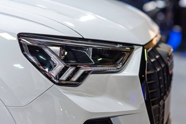 LED farlarından birinin yakın plan detayları modern araba.