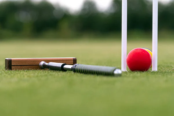 Croquet Hamer Wicket Kleurrijke Ballen Een Groen Gazon — Stockfoto