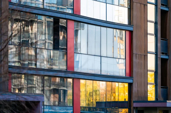 Moderno Edificio Apartamentos Pared Con Grandes Ventanales Primer Plano Reflejos —  Fotos de Stock