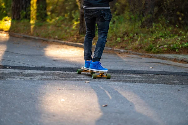 Leisure Activity Sportive Lifestyle Man Riding Skateboard Feet Skateboard Closeup — Stock Photo, Image